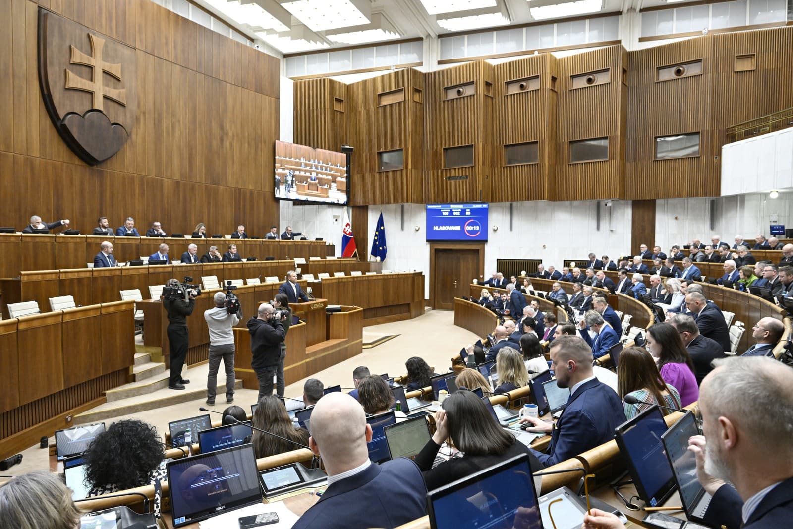 Politikov čaká v prieskume