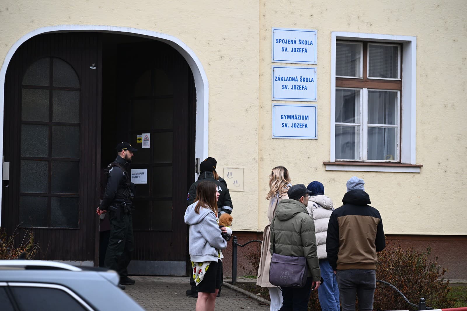 Policajti stoja po streľbe pred Spojenou školou sv. Jozefana v Novom Meste nad Váhom v stredu 4. februára 2026