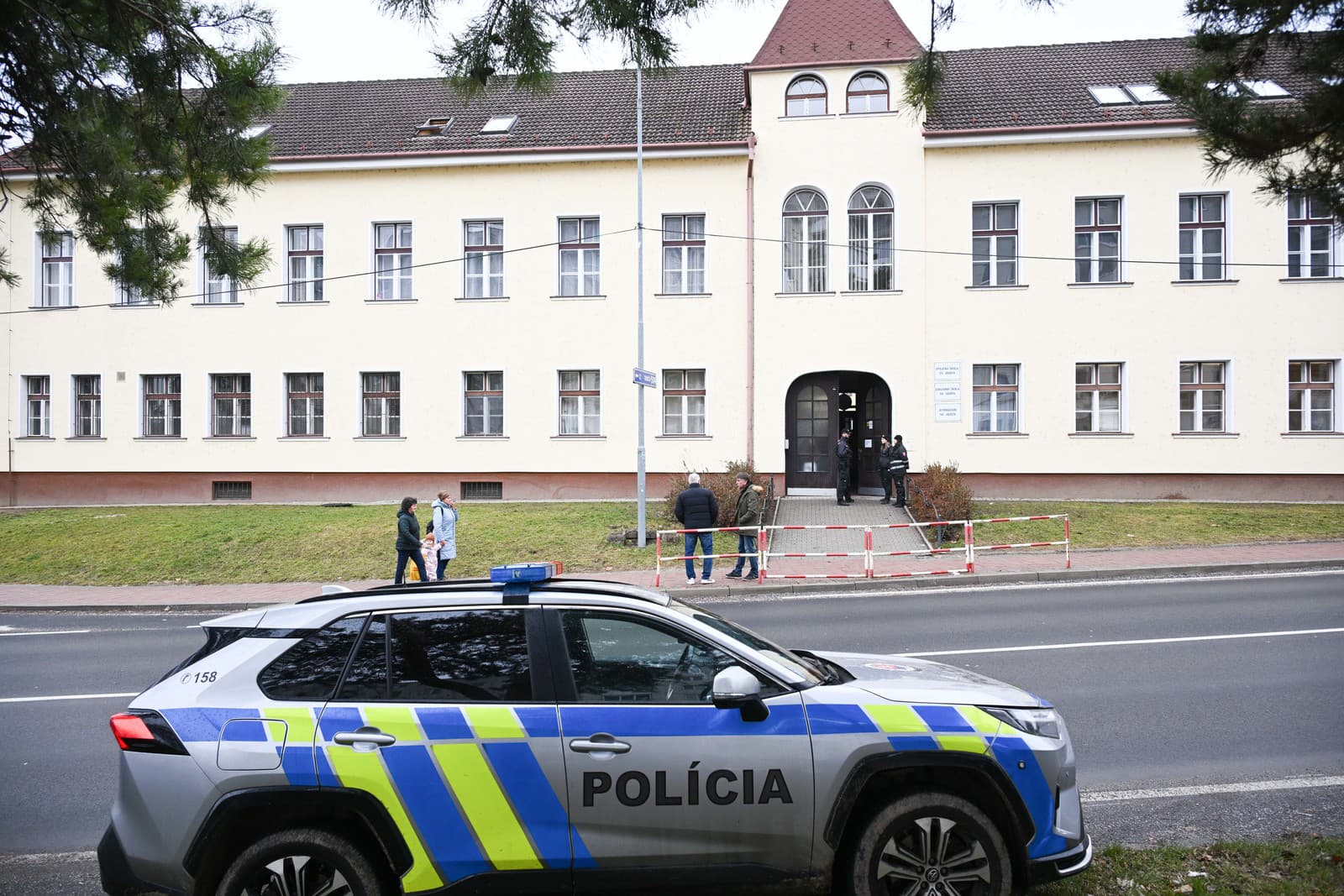 Policajti stoja po streľbe pred Spojenou školou sv. Jozefana v Novom Meste nad Váhom v stredu 4. februára 2026