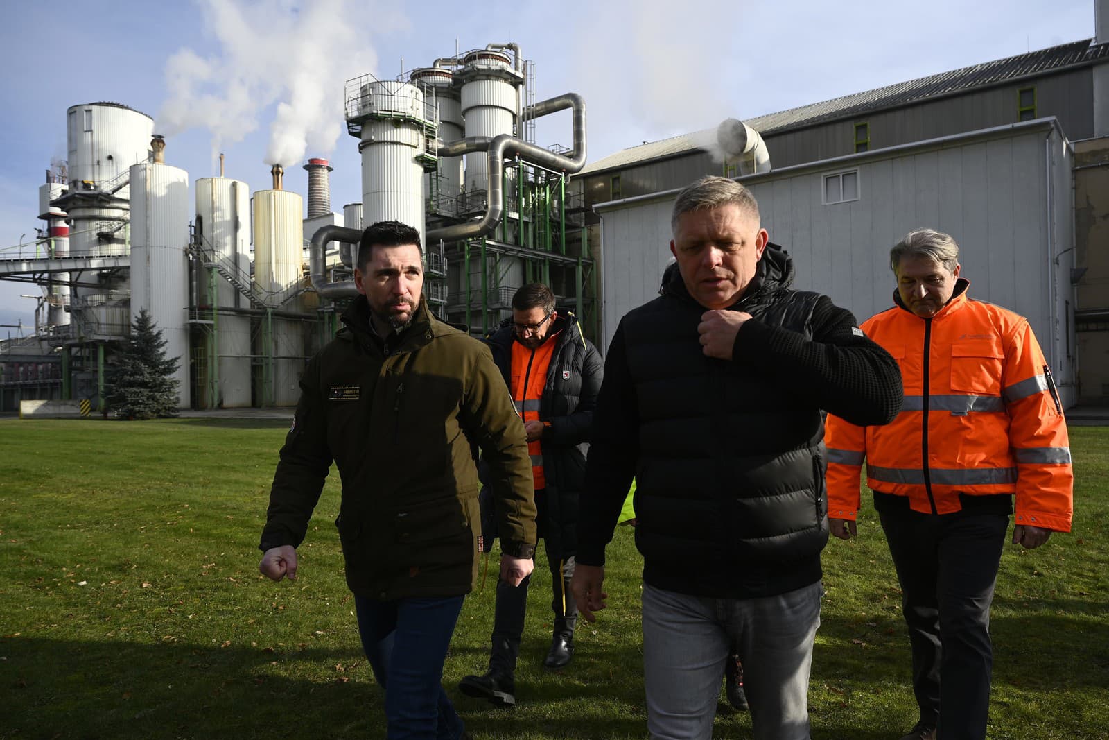 Minister pôdohospodárstva a rozvoja vidieka SR Richard Takáč, predseda Slovenskej poľnohospodárskej a potravinovej komory Emil Macho, predseda vlády SR Robert Fico a predseda Zväzu pestovateľov cukrovej repy Róbert Kovács po skončení tlačovej konferencie po tom, čo navštívili spoločnosť Považský cukor a. s., 11. januára 2024.