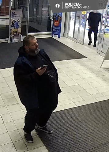 Spoznávate muža na fotke?