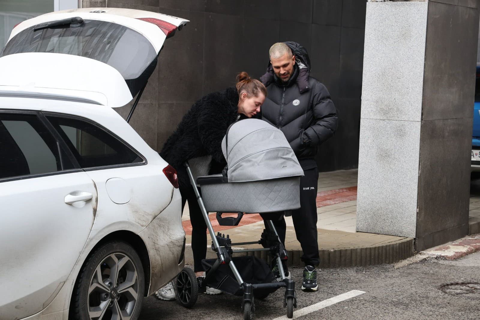 Manžel Zuzany Plačkovej, René Strausz, si prišiel do pôrodnice pre svoje krásky.