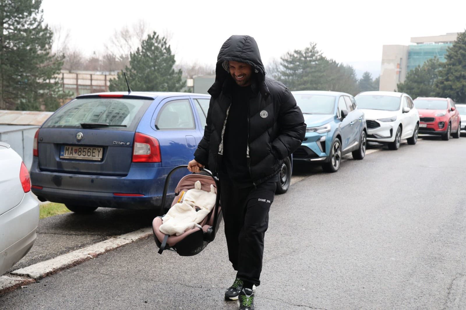 Manžel Zuzany Plačkovej, René Strausz, si prišiel do pôrodnice pre svoje krásky.
