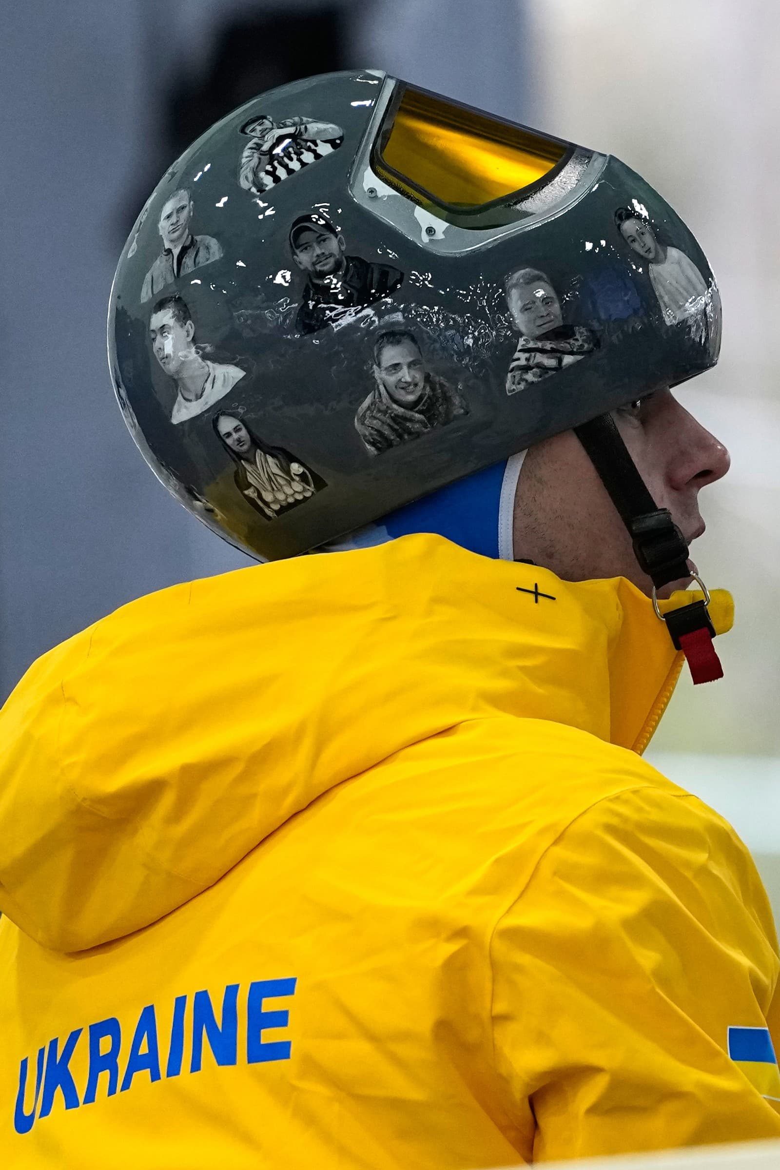 Ukrajinský skeletonista Vladislav Heraskevič, ktorému zakázali používať prilbu s vyobrazenými ukrajinskými športovcami, ktorí padli vo vojne s Ruskom.