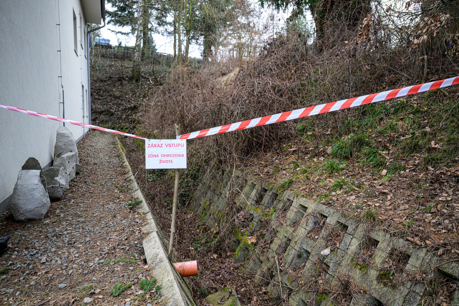 Uzavretá lokalita po zosuve svahu na Vodárenskej ulici pri Škole umeleckého priemyslu v Prešove.