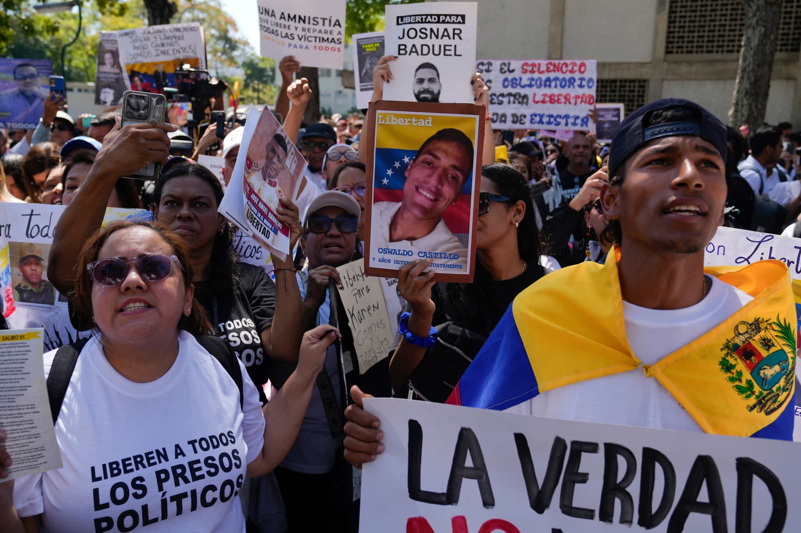 Ľudia sa zúčastňujú na pochode vedenom študentmi pri príležitosti Národného dňa mládeže, aby vyzvali na prepustenie zadržaných osôb, ktoré ich príbuzní a ľudskoprávne organizácie považujú za politických väzňov