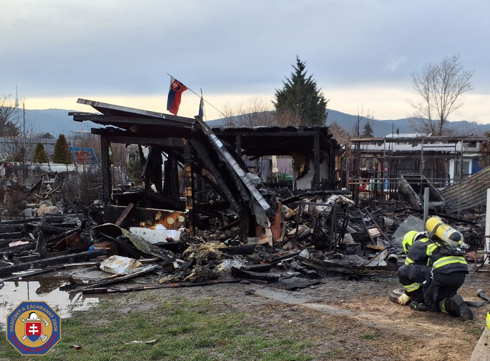 Hasiči vynášali z plameňov