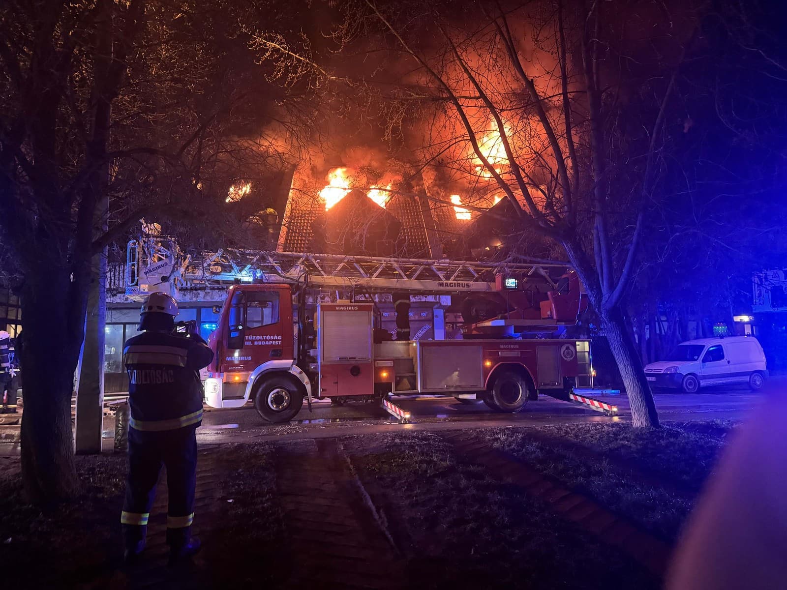 Ničivý oheň neďaleko Budapešti!