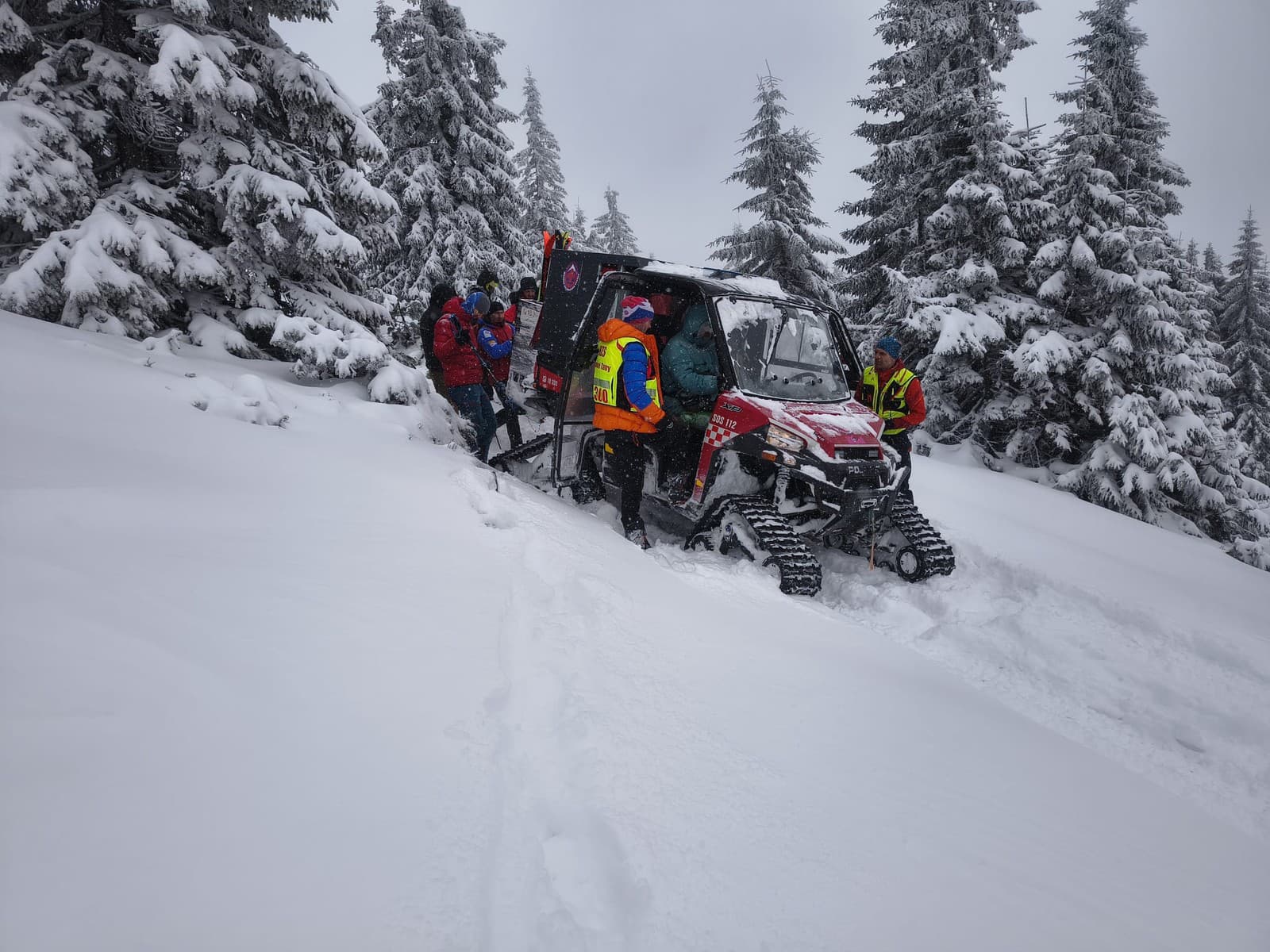 Horskí záchranári pomáhali pod