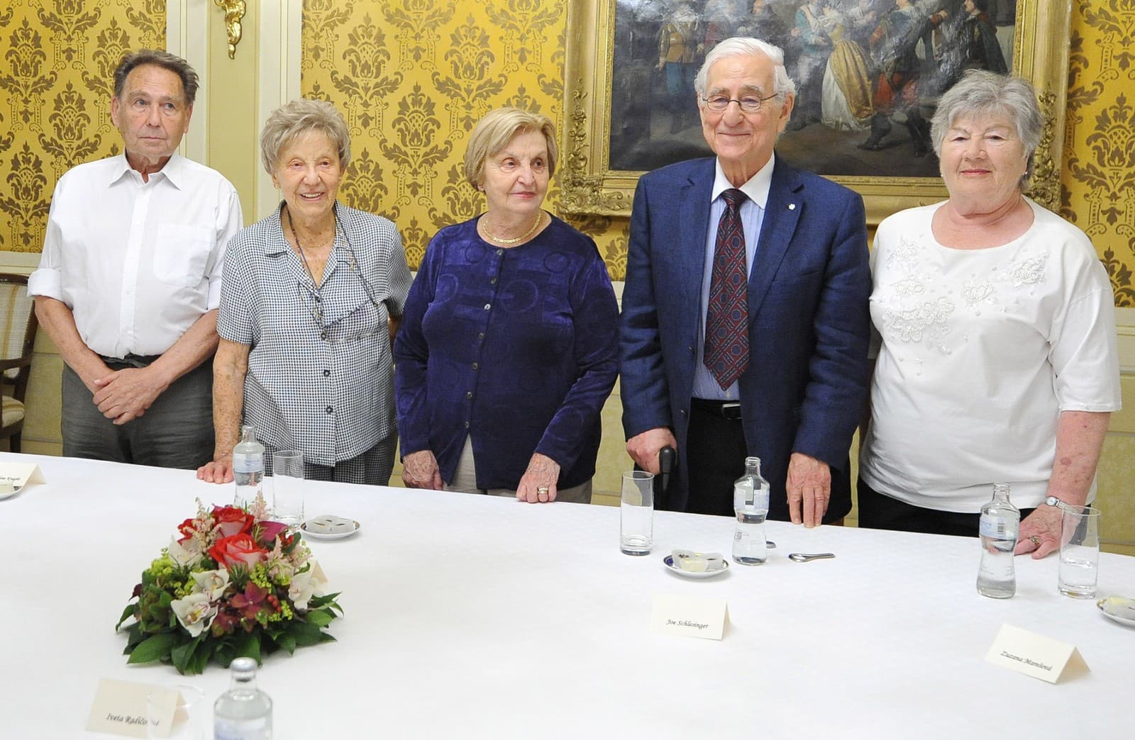 Na archívnej snímke zachránené deti, zľava Jiri Kafka, Josephine Knightová, Alice Mastersová, Joe Schlesinger a Zuzana Marešová