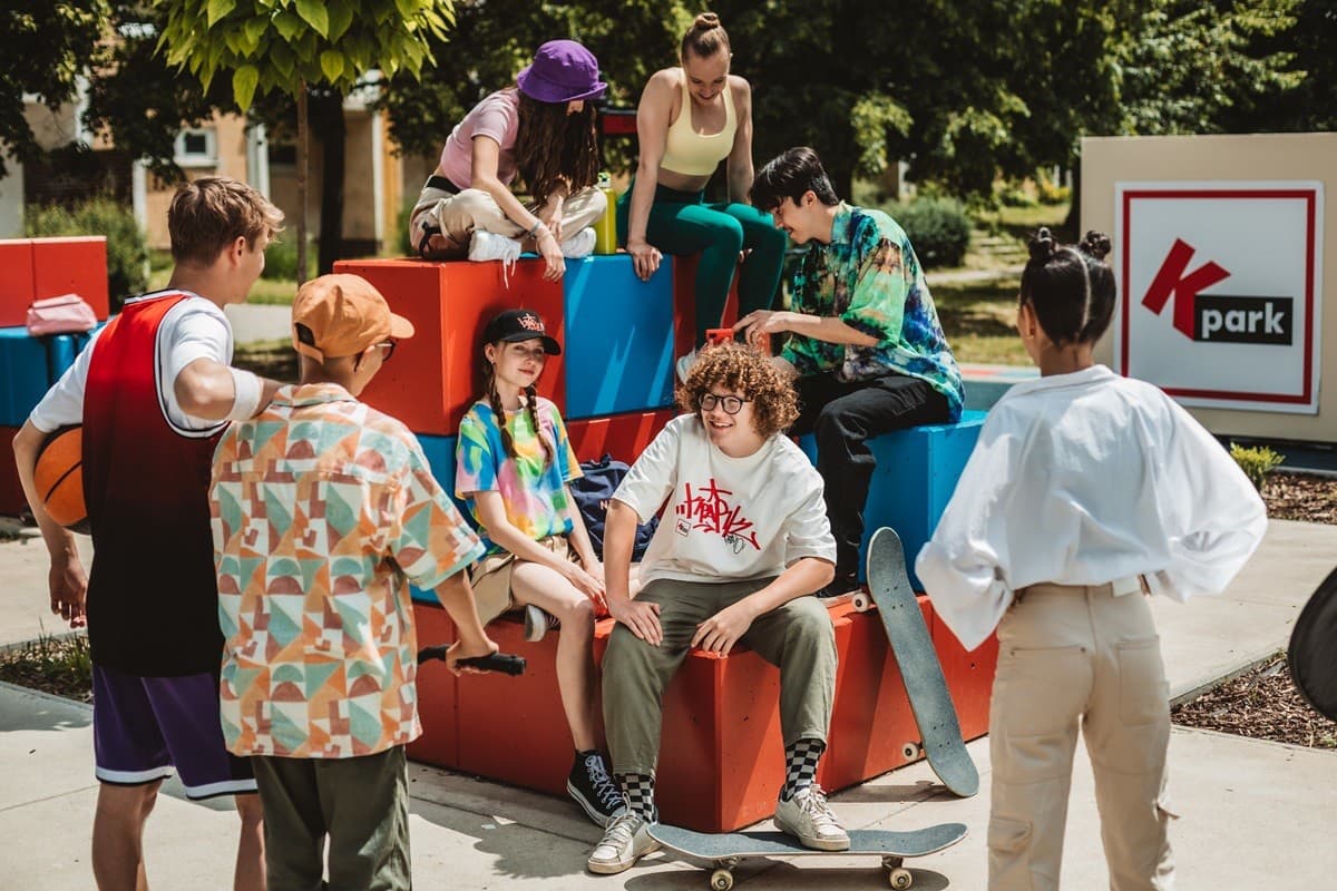 Deti a mládež dnes môžu športovať a stretávať sa v moderných K Parkoch, ktoré im prináša Kaufland.