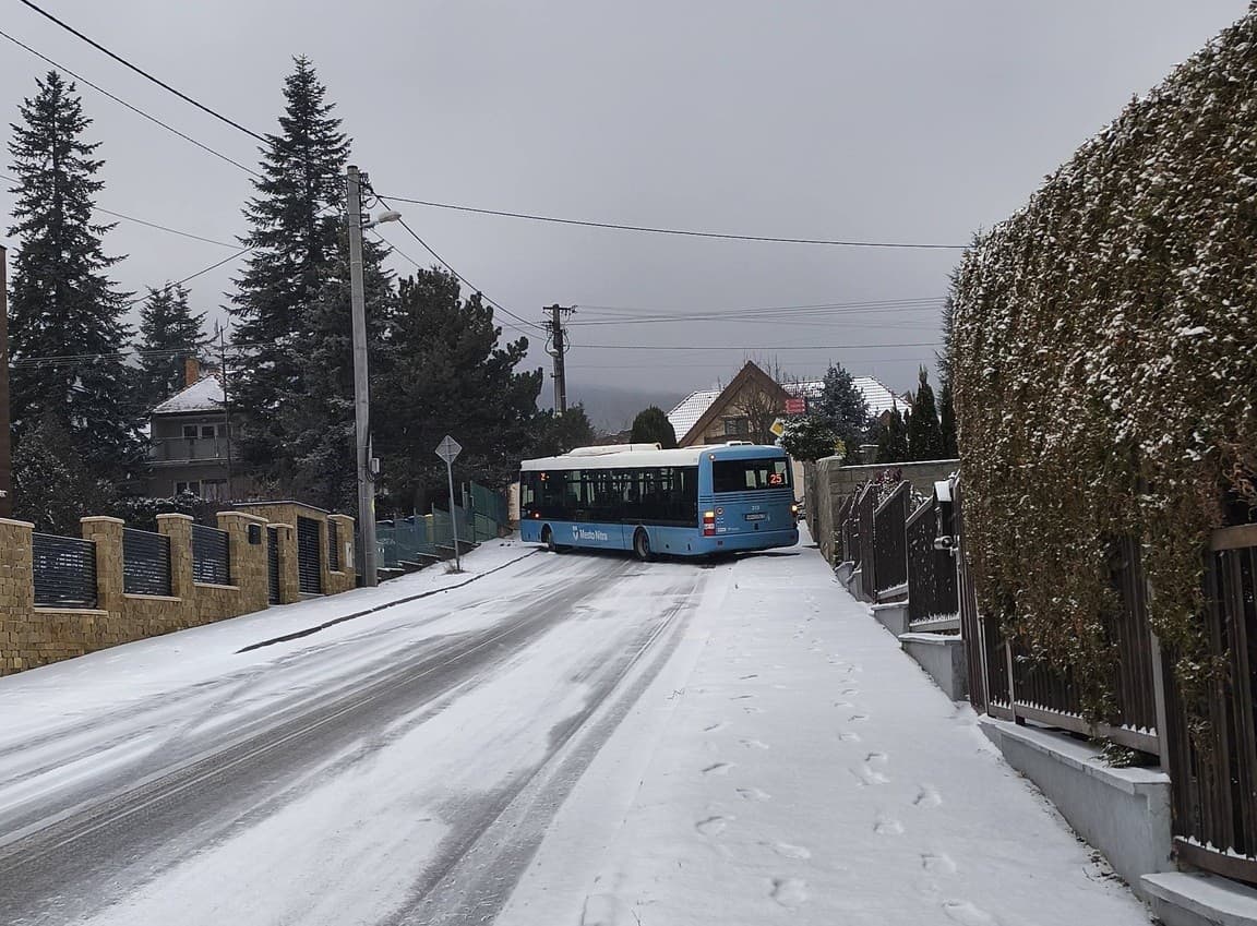 Počasie ochromilo dopravu: VIDEO