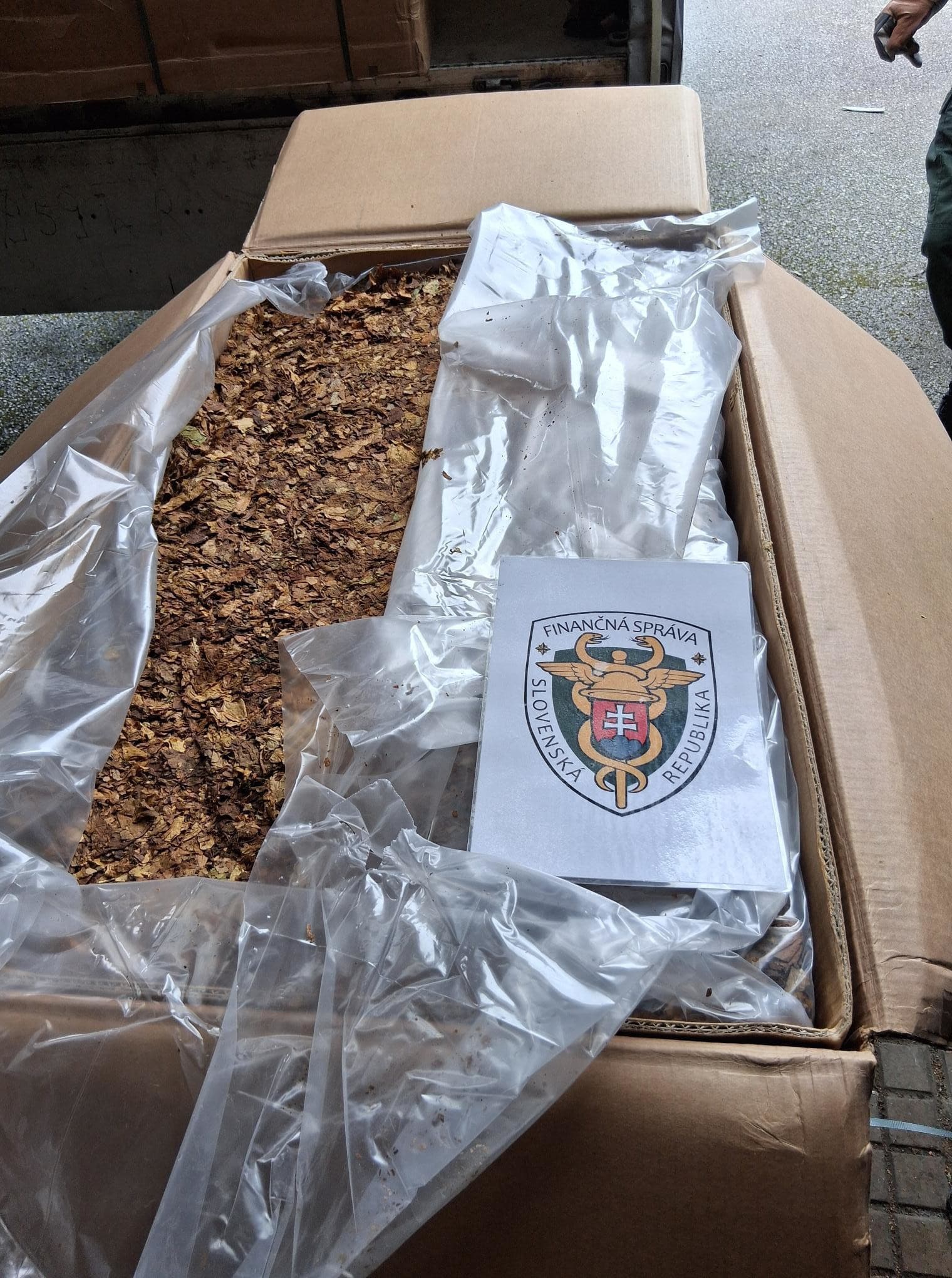 Hliadka colného úradu zadržala na diaľnici viac ako 2 tony nelegálneho tabaku.