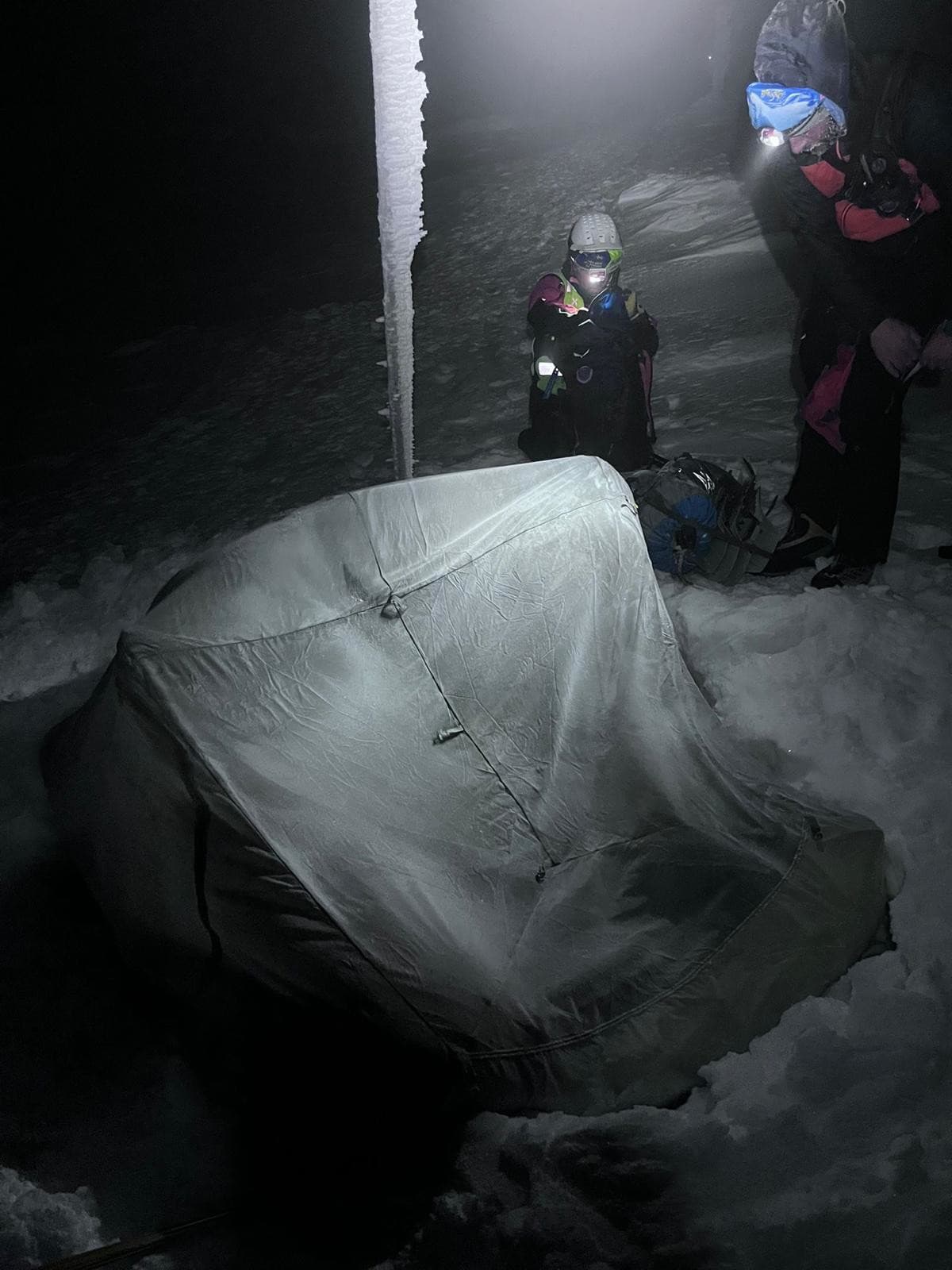 Uviaznutá trojica turistov v oblasti Zámostskej hole.