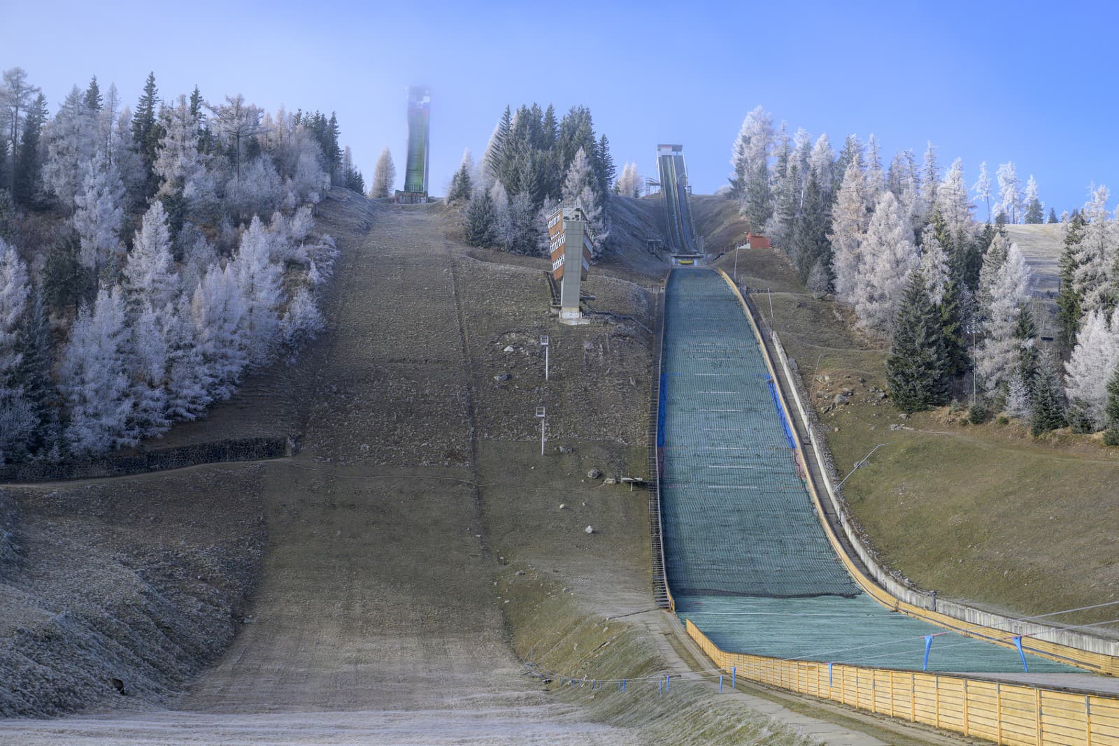 Na snímke nefunkčné lyžiarske skokanské mostíky