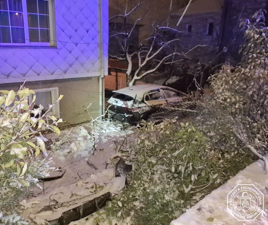 Nehoda osobného automobilu v Bratislave