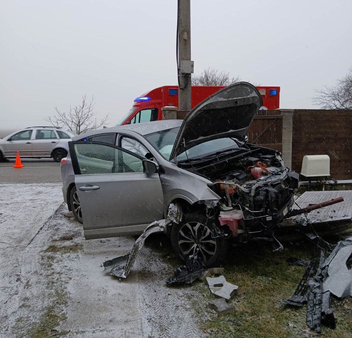 Nehoda osobného automobilu v Trenčianskej Turnej. 