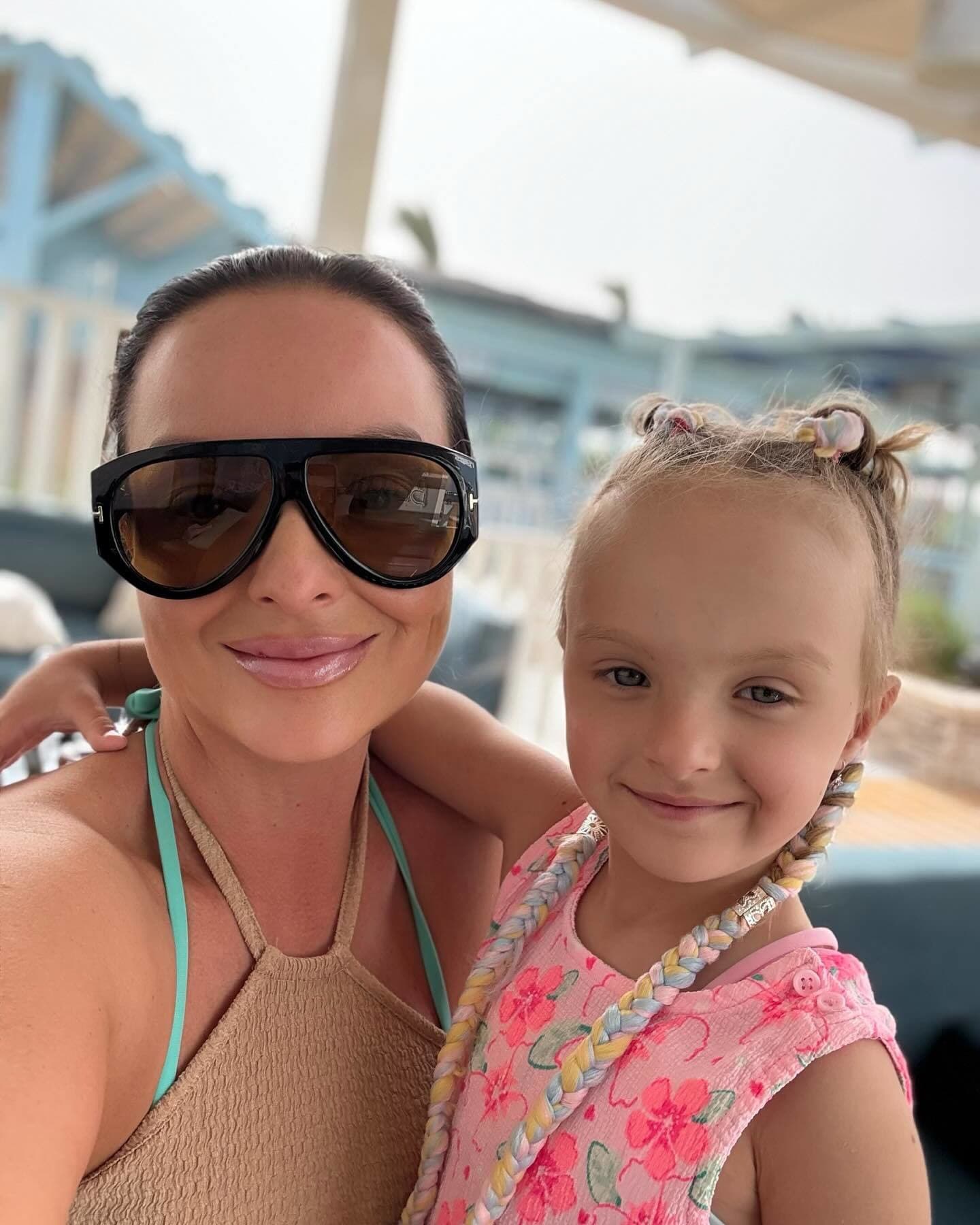 Veronika a Daniela Nízlové so svojimi deťmi na dovolenke pri mori