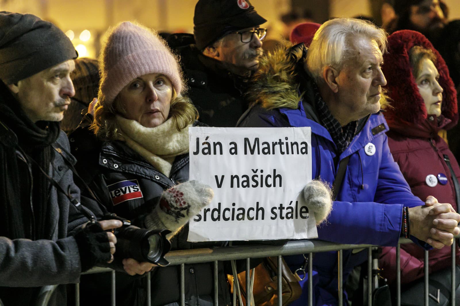 ľudia na zhromaždení pri príležitosti ôsmeho výročia vraždy novinára Jána Kuciaka a jeho snúbenice Martiny Kušnírovej