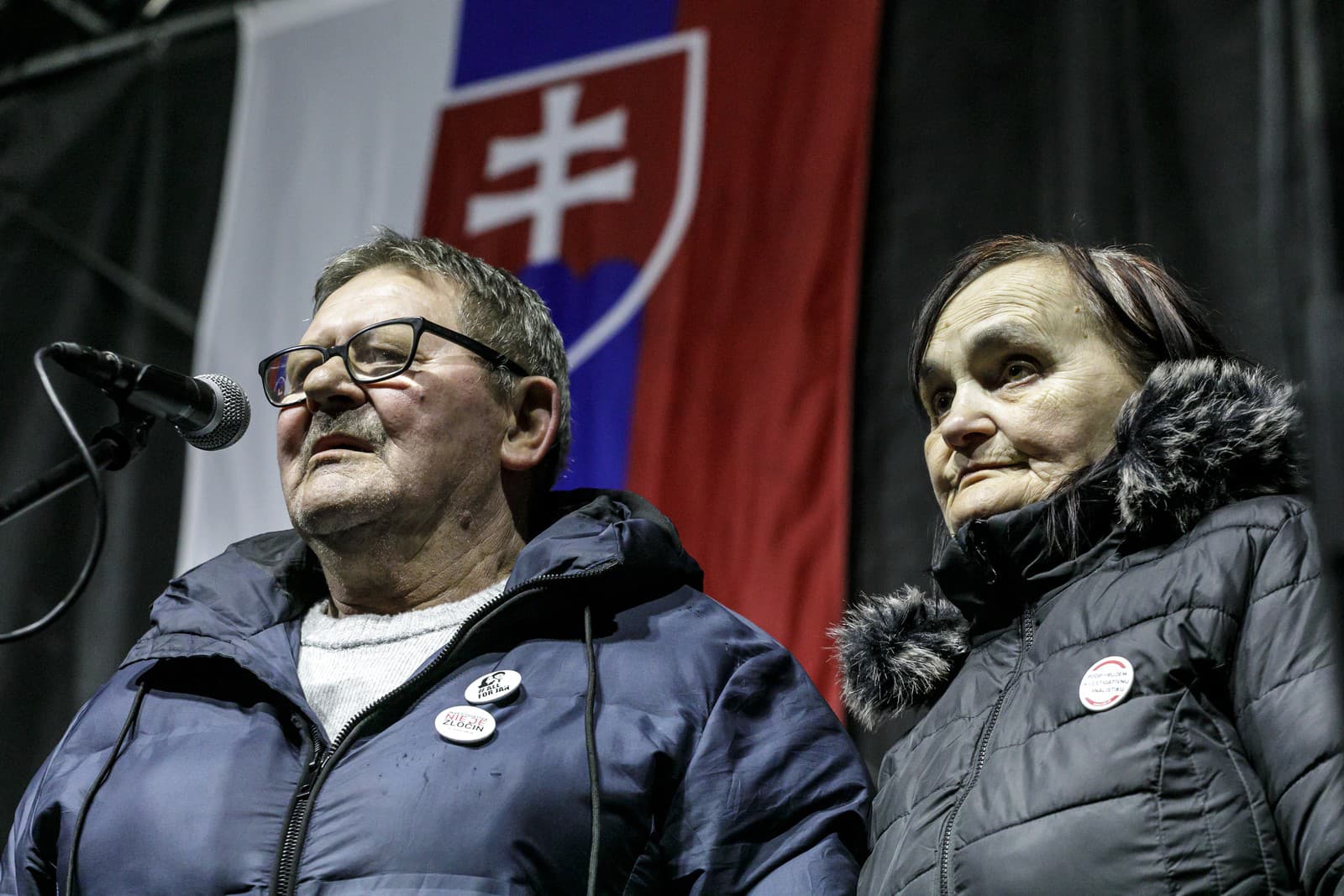 Jozef Kuciak a Jana Kuciaková, rodičia zavraždeného novinára Jána Kuciaka, na zhromaždení pri príležitosti ôsmeho výročia vraždy novinára Jána Kuciaka a jeho snúbenice Martiny Kušnírovej