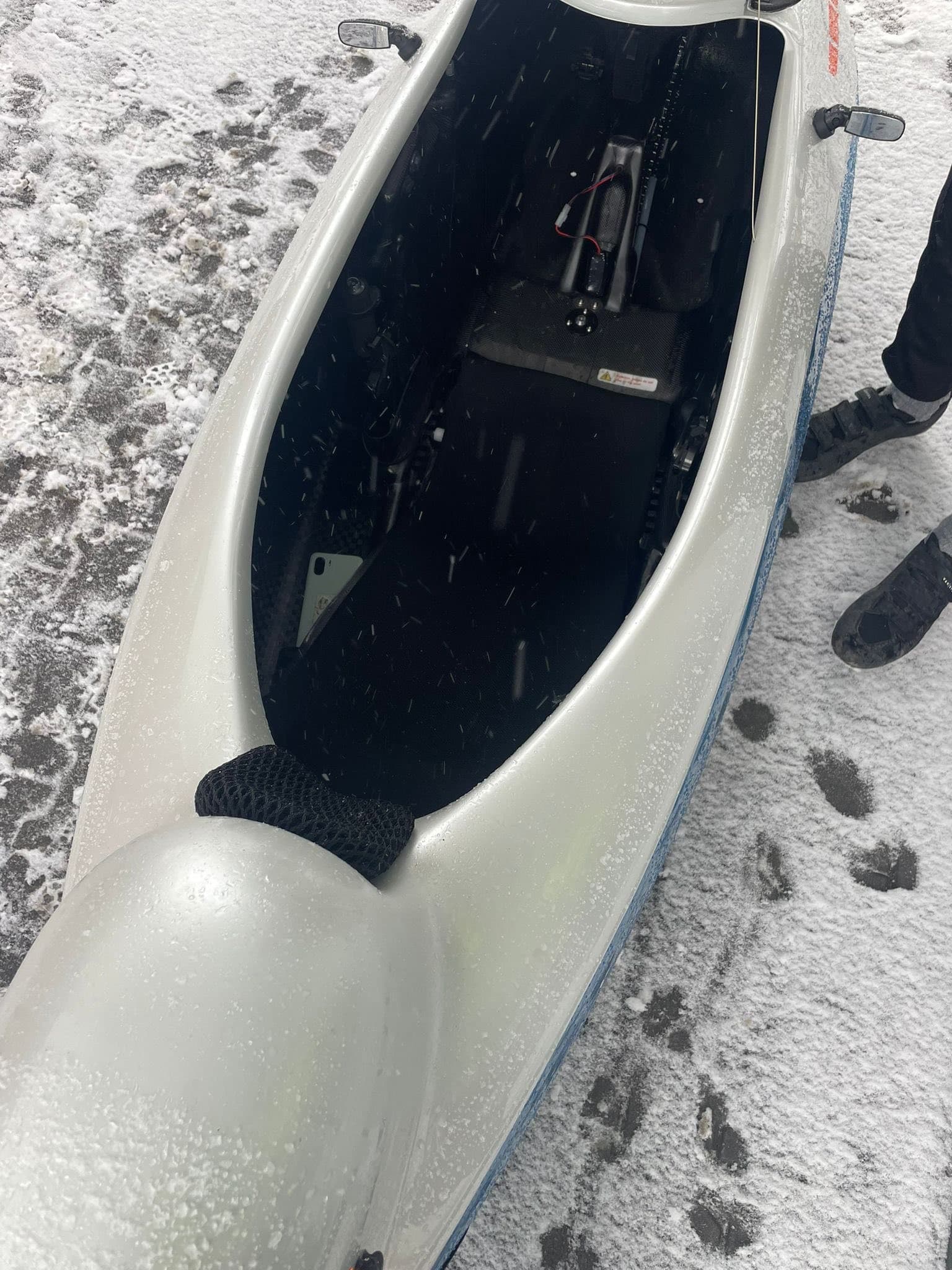 Keď polícia zbadala velomobil, nemohla sa prestať čudovať.