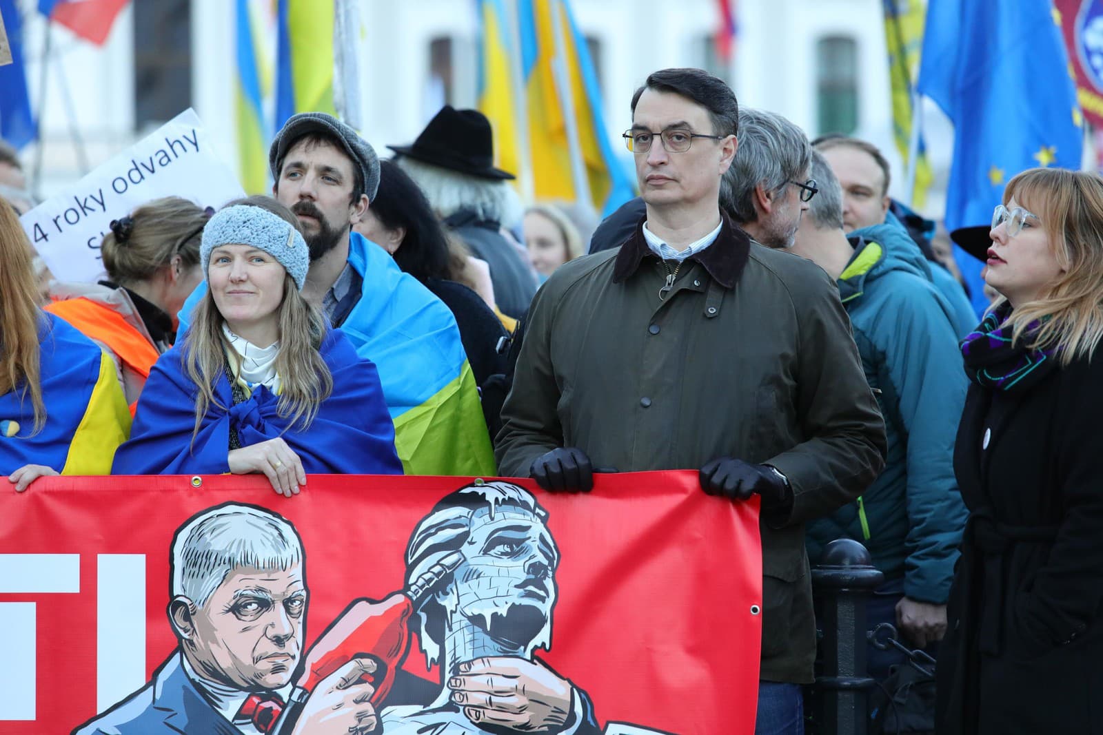 Výročie vojny na Ukrajine si v Bratislave pripomínajú Pochodom solidarity.