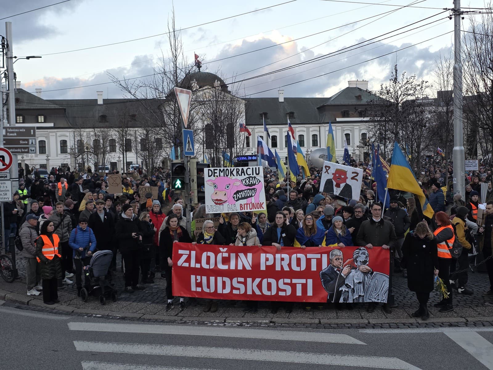 Výročie vojny na Ukrajine si v Bratislave pripomínajú Pochodom solidarity.