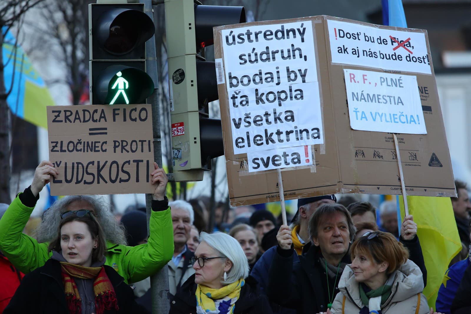 Výročie vojny na Ukrajine si v Bratislave pripomínajú Pochodom solidarity.