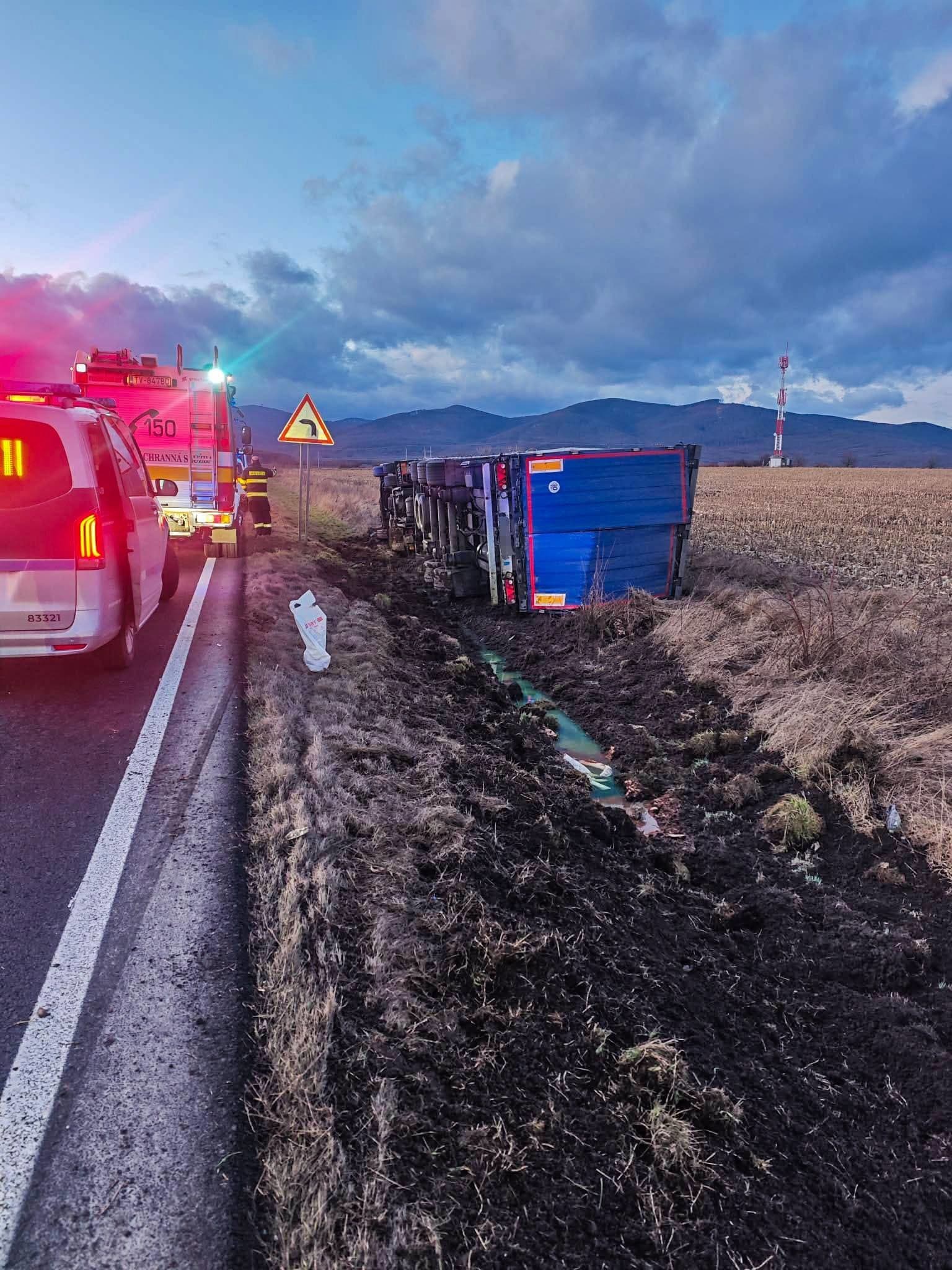 Nehoda kamiónu v smere od Sečoviec na Dargov.