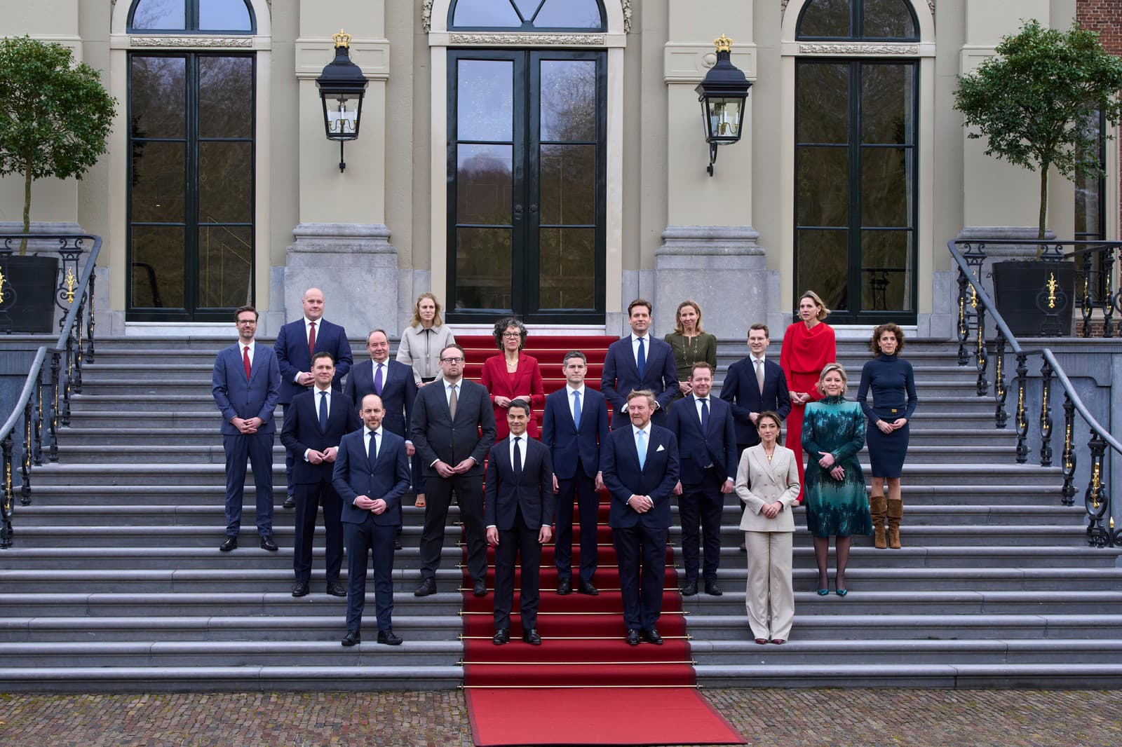 Ministri novej trojstrannej menšinovej vlády pózujú s kráľom Viliamom-Alexandrom (vpravo v strede), premiérom Robom Jettenom (vľavo v strede) a podpredsedníčkou vlády Dilan Yesilgöz (vpredu vpravo) na schodoch kráľovského paláca Huis ten Bosch v Haagu