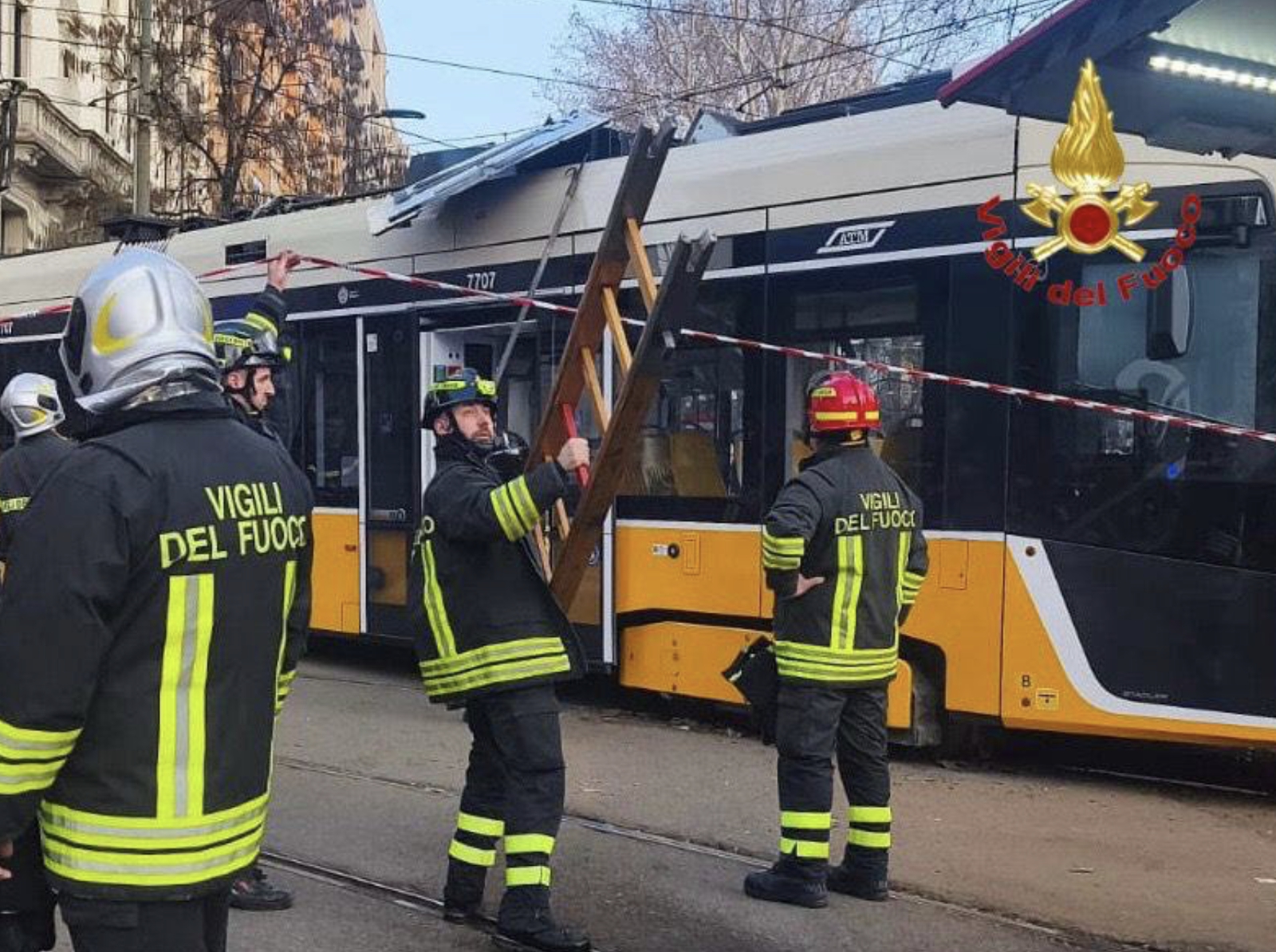 Električka sa z dosiaľ neznámych príčin vykoľajila a narazila do budovy. 