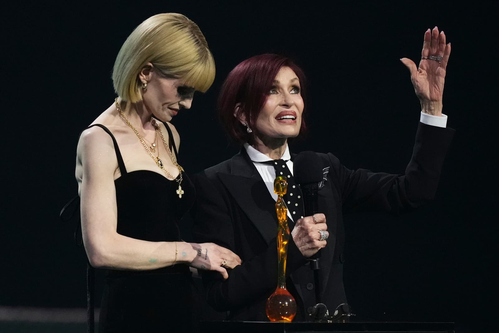 Brit Awards. Na snímke Kelly Osbourne, Sharon Osbourne