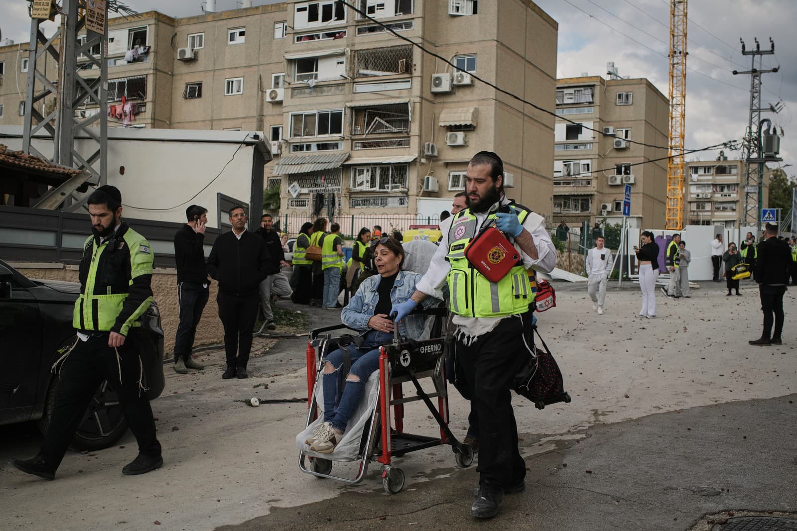 Záchranári evakuujú zranených z miesta smrteľného iránskeho raketového útoku v Beit Shemesh
