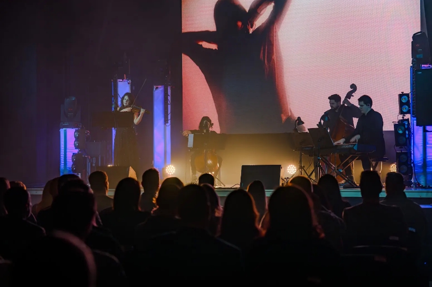 Sila Hudby vypredala tri