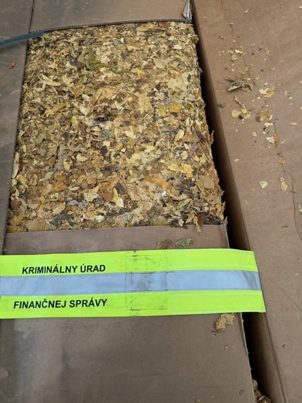Príslušníci Kriminálneho úradu finančnej správy zaistil vyše desať ton tabaku.