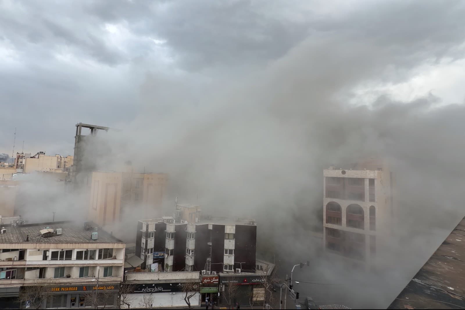 Dym zahalil ulicu po útoku americkej a izraelskej armády v Teheráne.