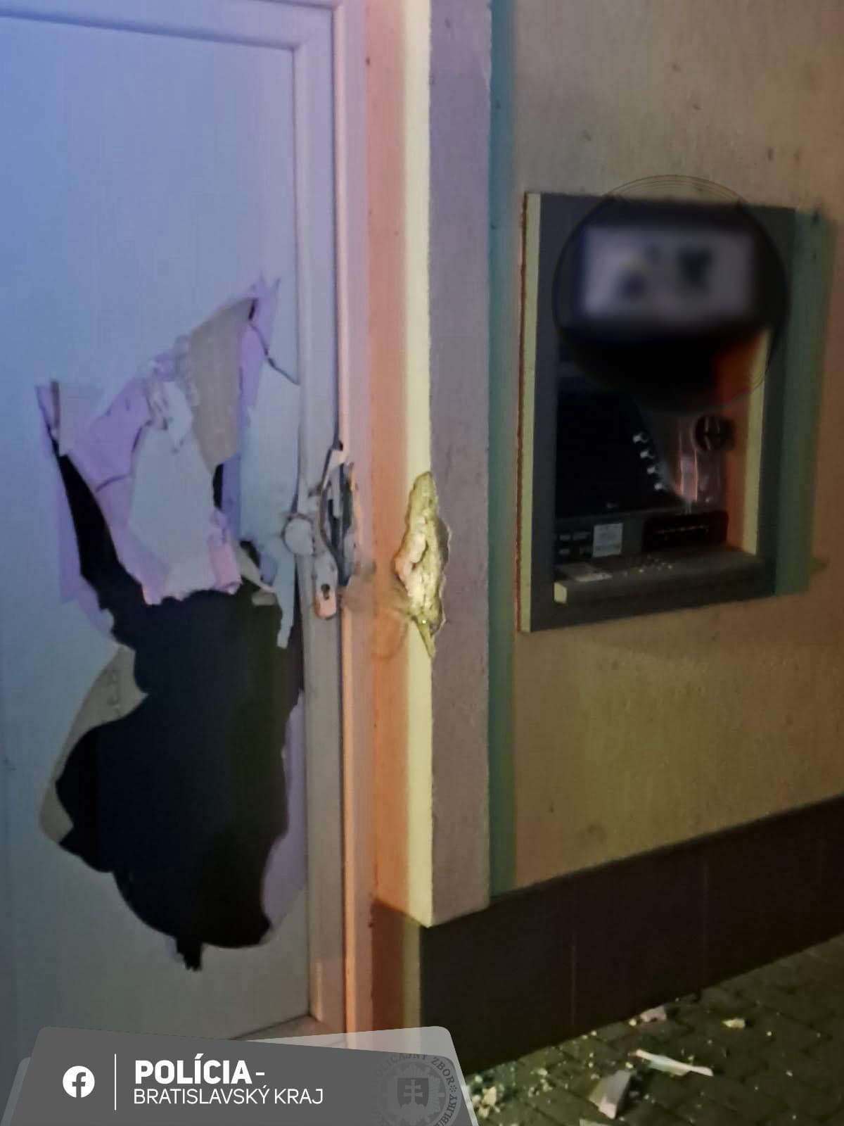 Zničený bankomat aj budova: