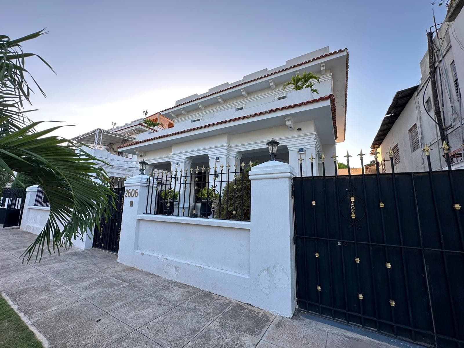 Pohľad zvonka na vilu, v ktorej boli Slováci ubytovaní