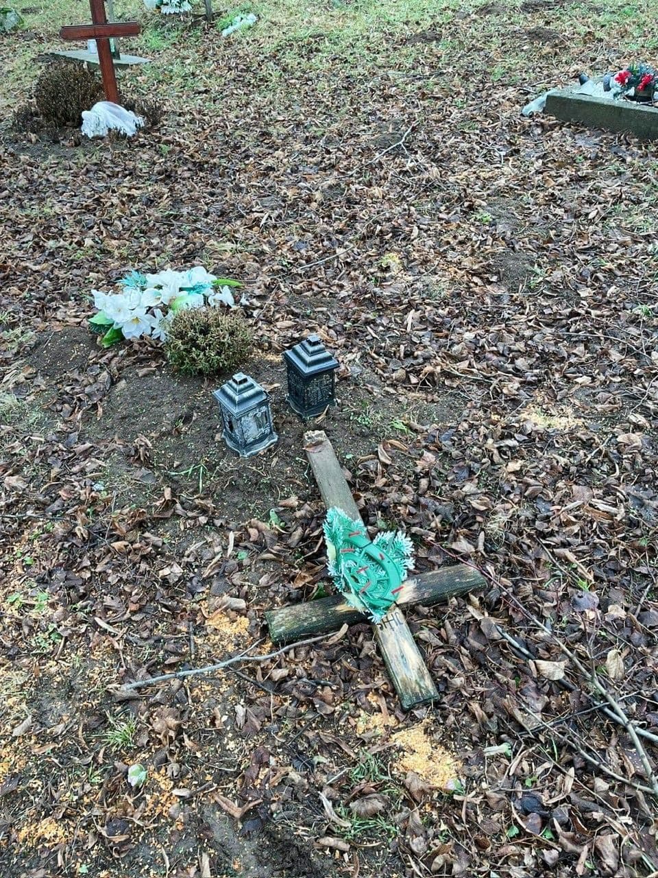 Muži poškodili kríže na