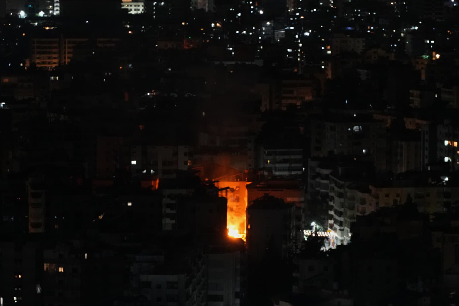 Plamene stúpajú po leteckom útoku izraelskej armády, ktorý zasiahol južné predmestie libanonskej metropoly Bejrút