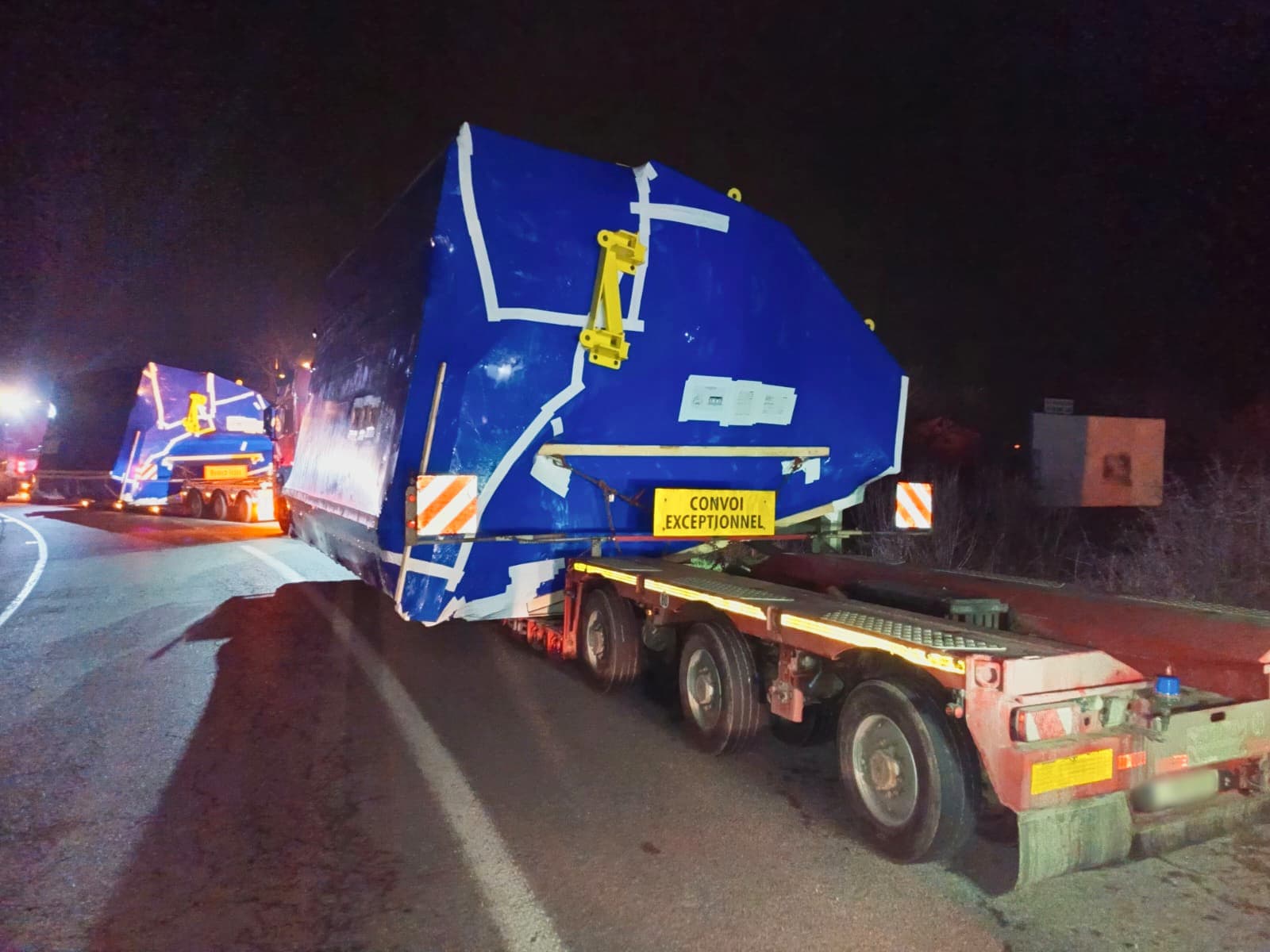 Krajskí dopravní policajti zistili vážne porušenie zákona počas kontroly nadrozmernej nákladnej prepravy