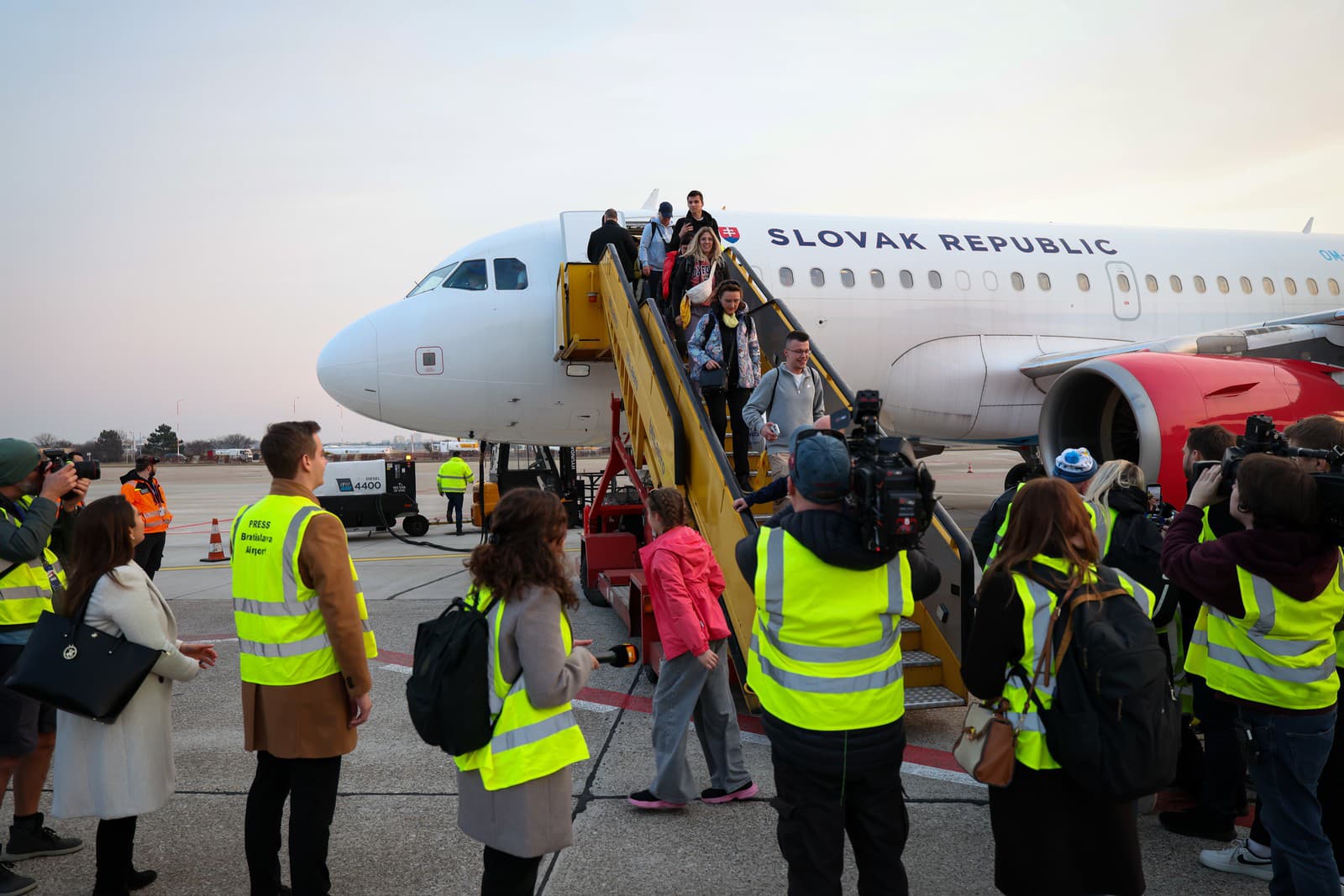 Záber z evakuačných letov z Blízkeho východu z utorka (3. 3)