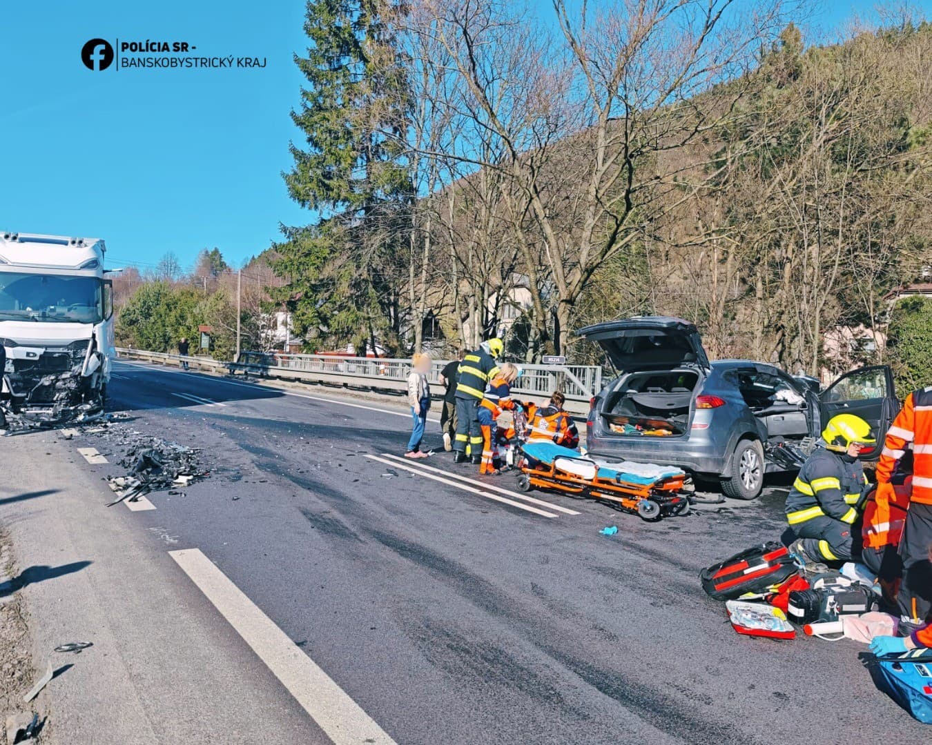 AKTUÁLNE Čelná zrážka auta