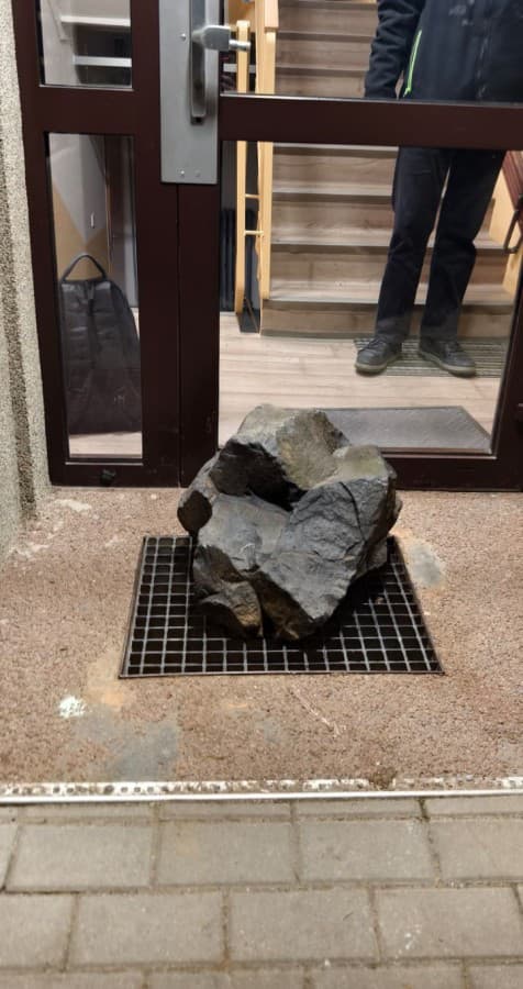 Obrovský kameň zablokoval vchod do paneláku!