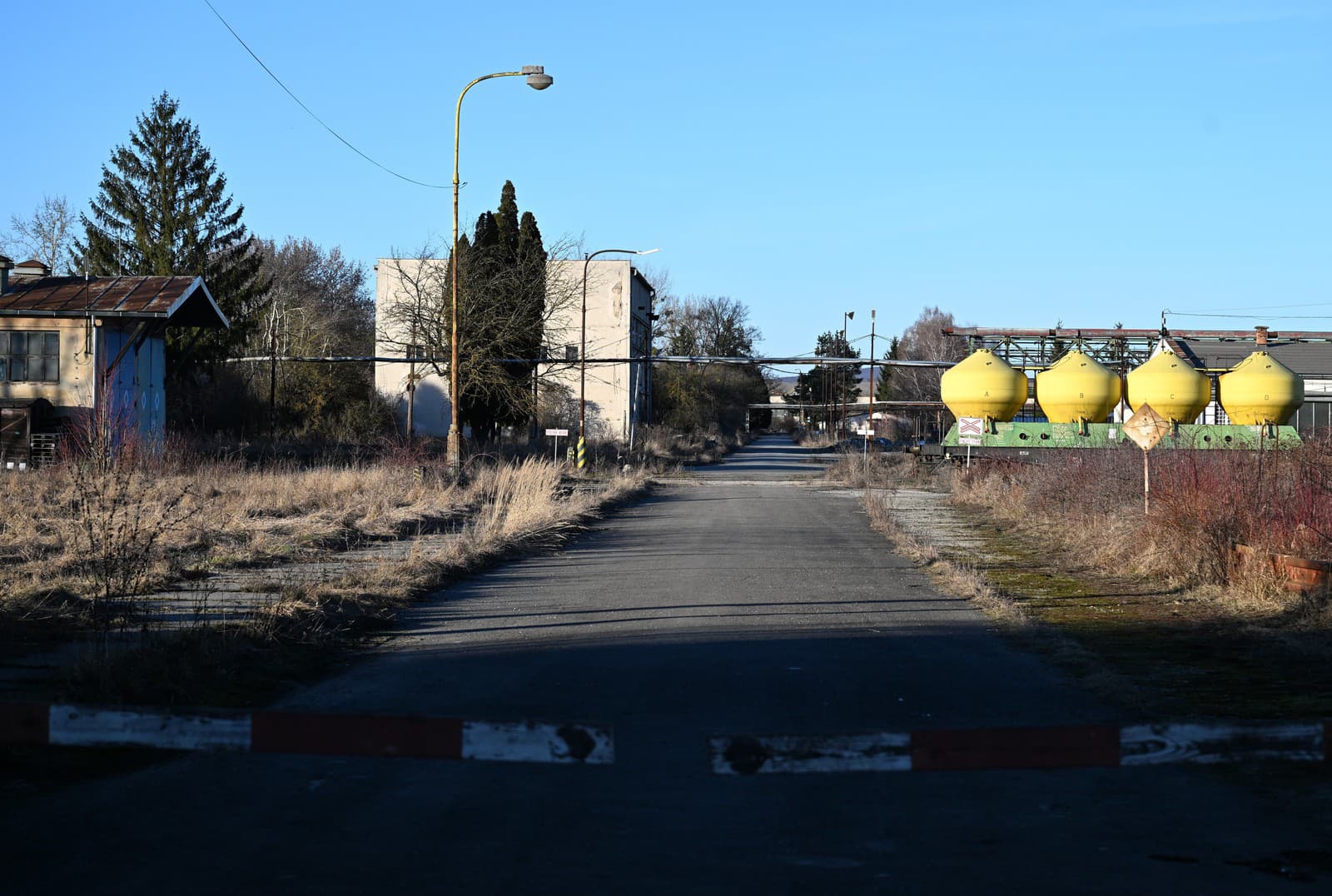 Chátrajúci areál Bukózy v Hencovciach.