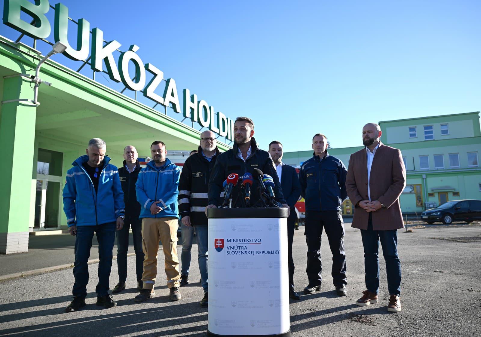 Na snímke za mikrofónom minister vnútra SR Matúš Šutaj Eštok počas tlačovej konferencie pred hlavnou bránou do bývalého areálu Bukóza Holding v obci Hencovce v okrese Vranov nad Topľou.