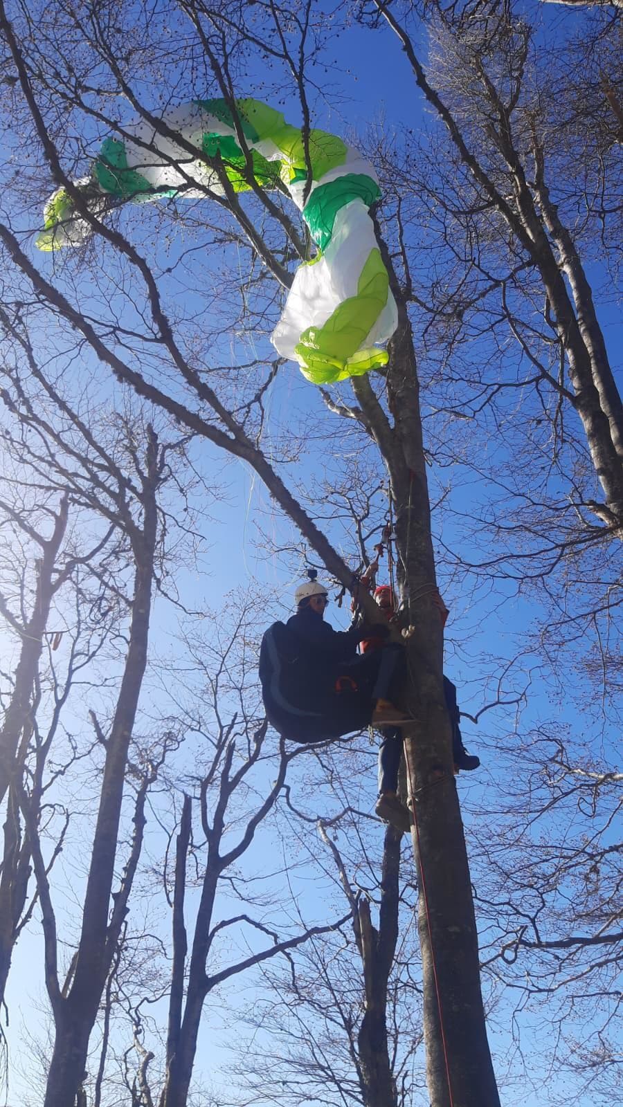 Uviaznutý paraglajdista na Novej holi.