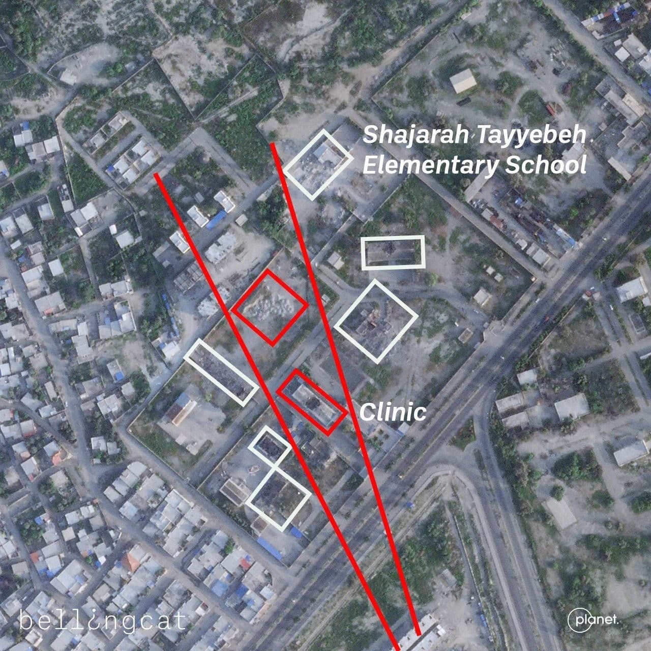 Snímky ukazujú, že poškodené boli iba dve stavby v tomto červenom kuželi vrátane kliniky. Druhá stavba vyzerá ako zemou zasypaný sklad alebo bunker.