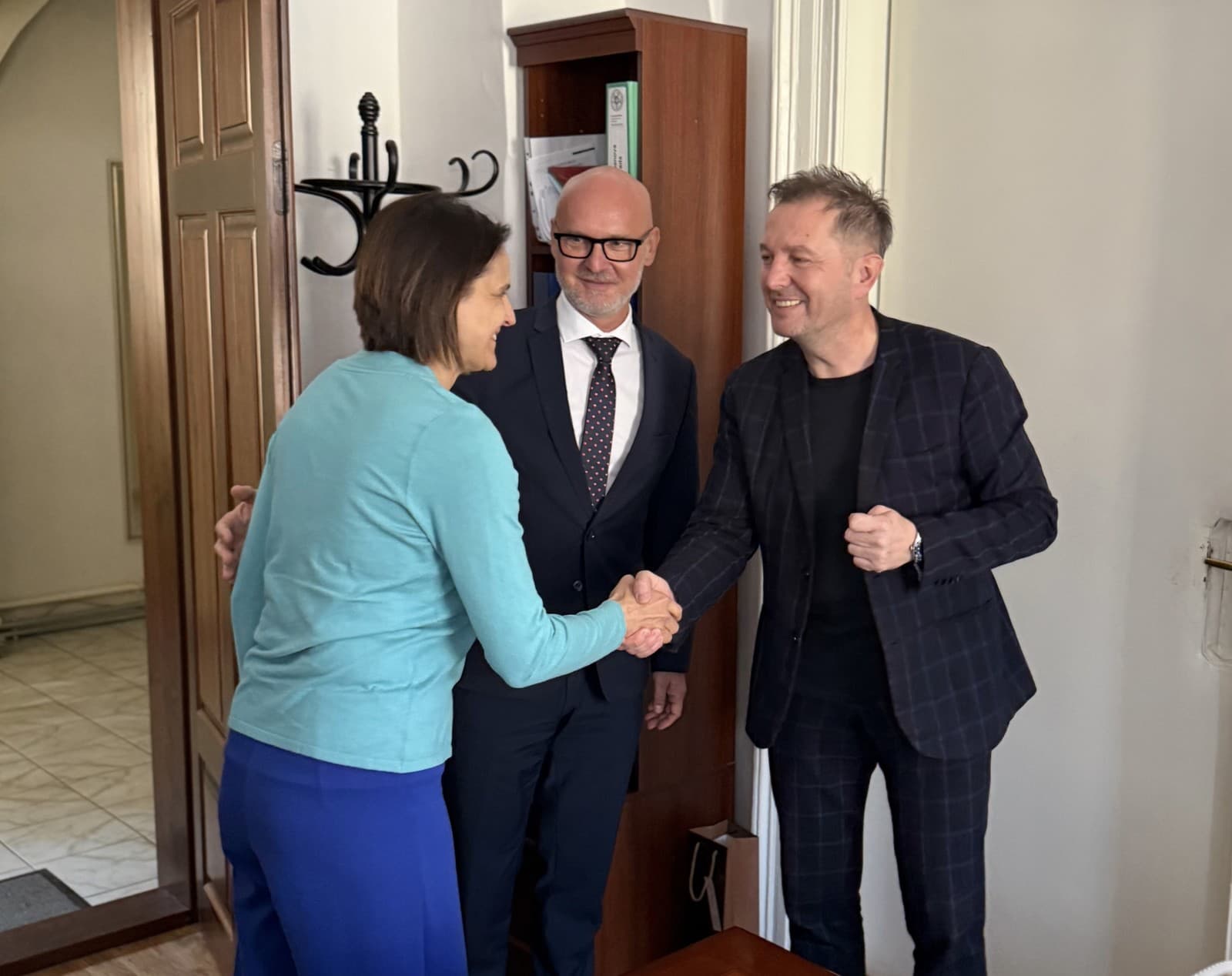 Branislav Gröhling na stretnutí s biskupom Petrom Mihočom.