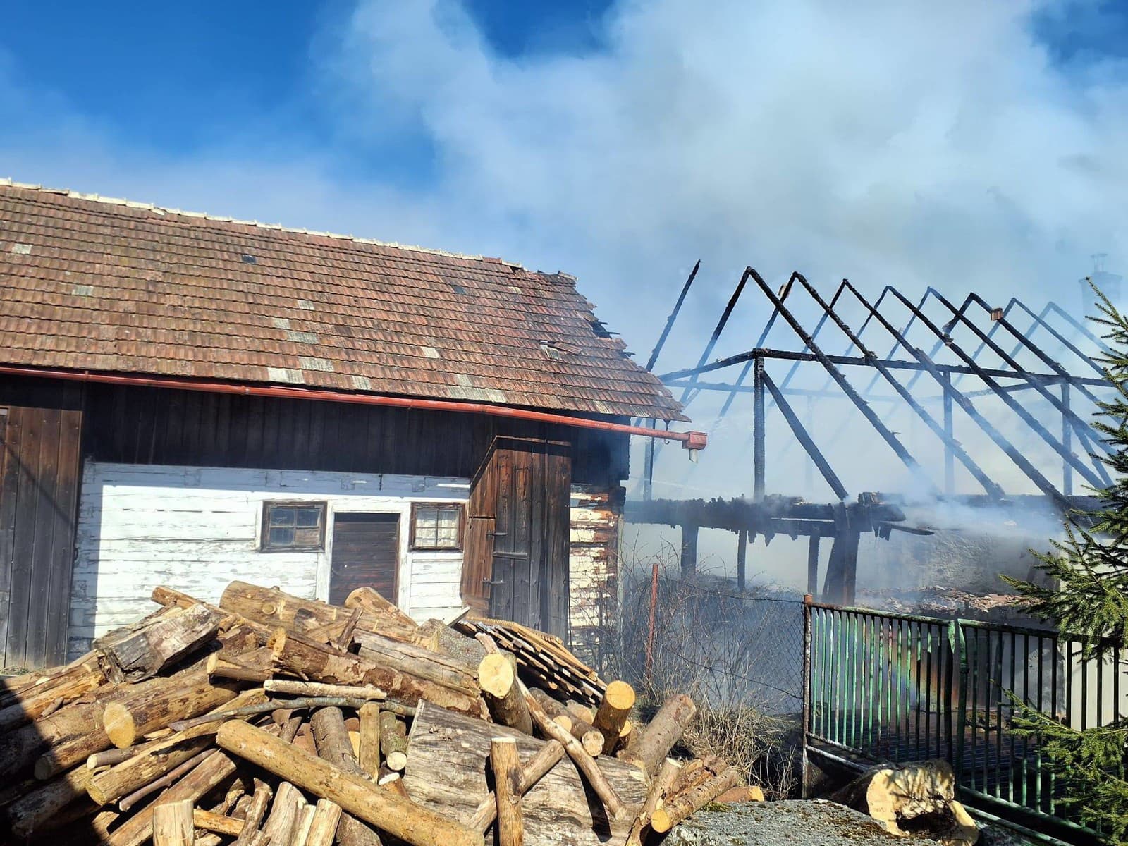 Počas požiaru domu v obci Turček sa dve osoby nadýchali splodín horenia